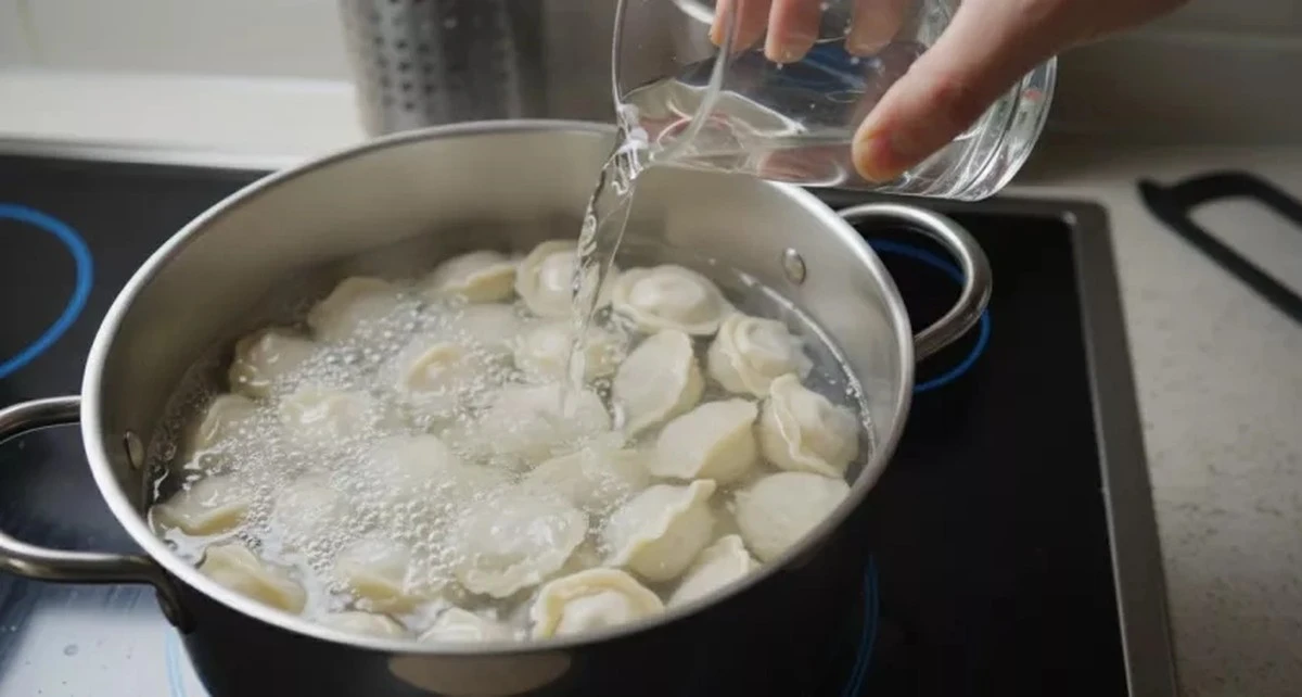 Wlej szklankę zimnej wody do wrzących pierogów. To trik, który odmieni Twój obiad