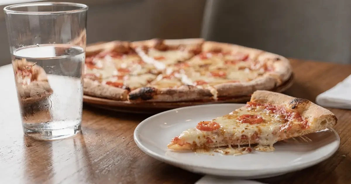 Dwie kromki pizzy czy jeden hamburger? Sprawdź, co bardziej wpłynie na Twoją wagę