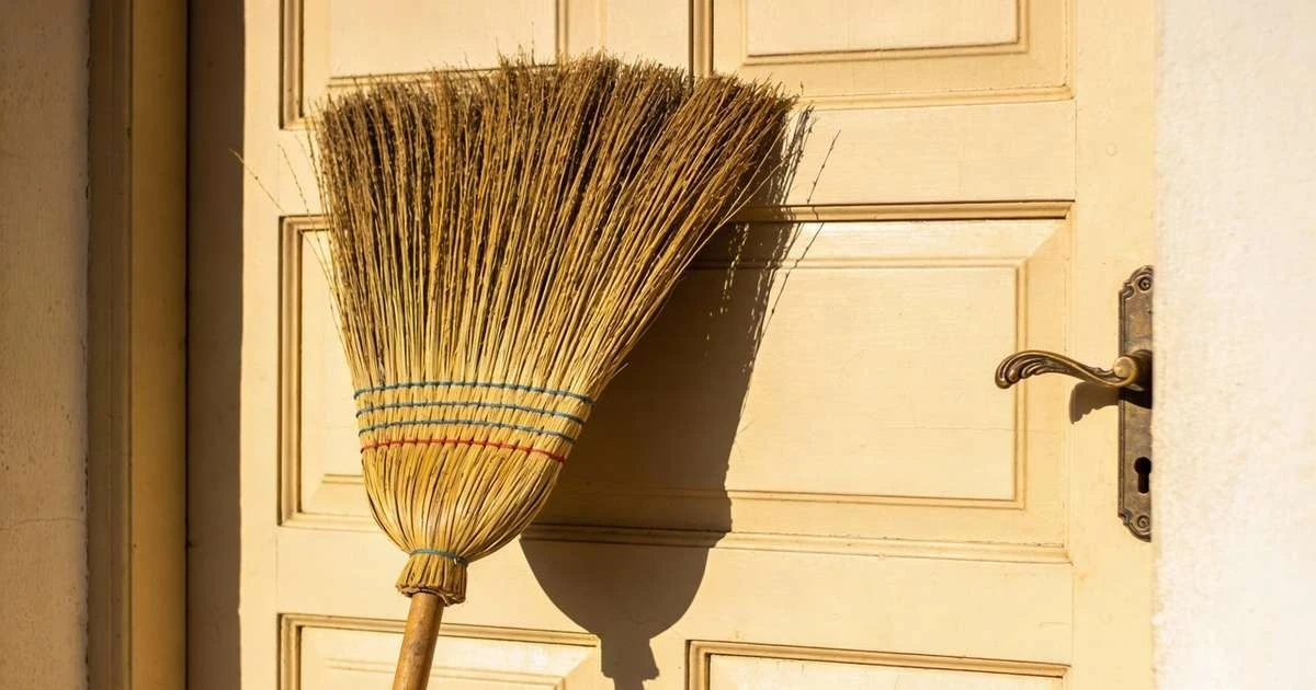 Odwróć miotłę na szczęście: stary rytuał, który chroni dom przed pechem