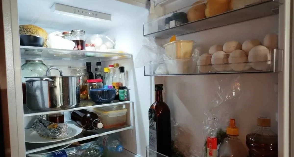 Co gospodynie stawiają w lodówce, by pozbyć się zapachów w 5 minut.