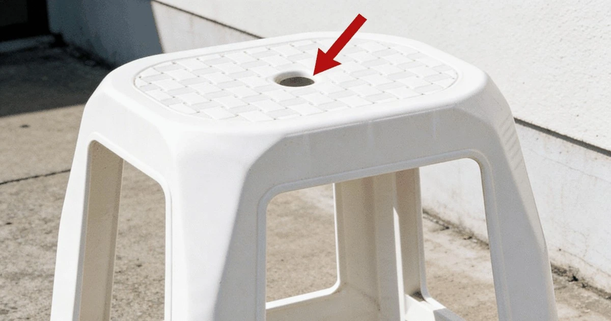 Dlaczego w plastikowych krzesłach jest dziura na środku siedziska? Prawda cię zaskoczy