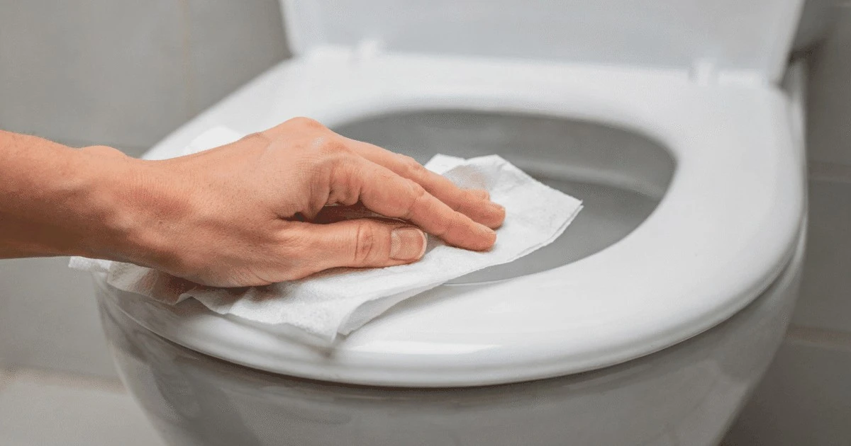 Dlaczego wytarty papier toaletowy niszczy deskę sedesową: ukryty problem w twojej łazience