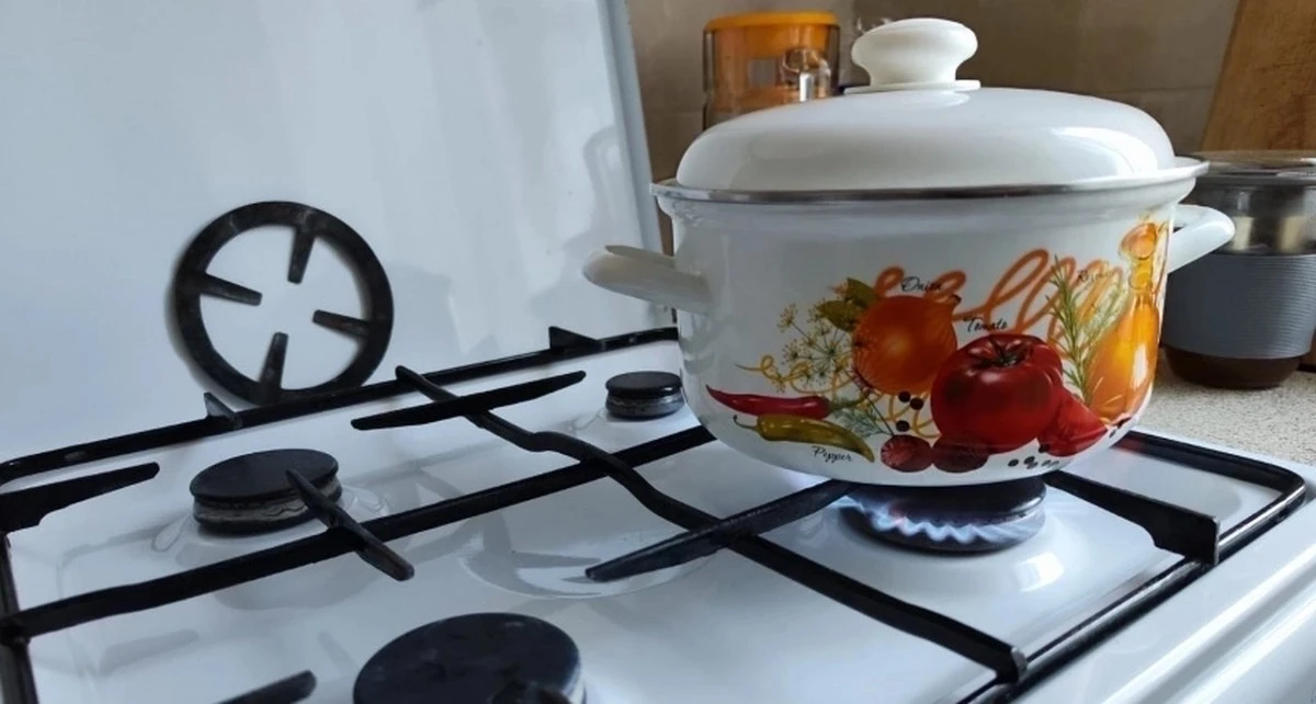 Pół paczki sody – i wszystkie garnki jak ze sklepu: babciny sposób stosuję 3 razy w roku – nic nie trzeba szorować