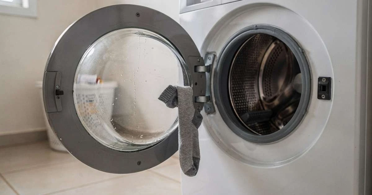 Dziura w pralce? Wyjaśniamy, dokąd znikają skarpetki i jak je odzyskać
