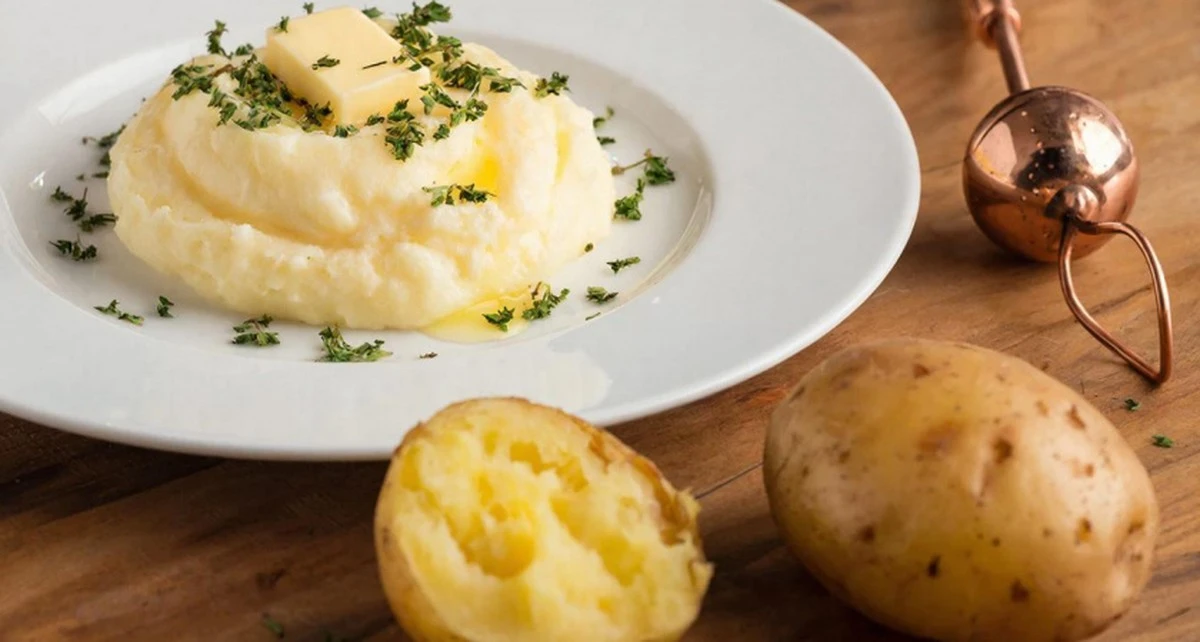 Zapomnij o gotowaniu ziemniaków na puree. Ten sposób jest szybszy i robią go wszyscy sprytni kucharze