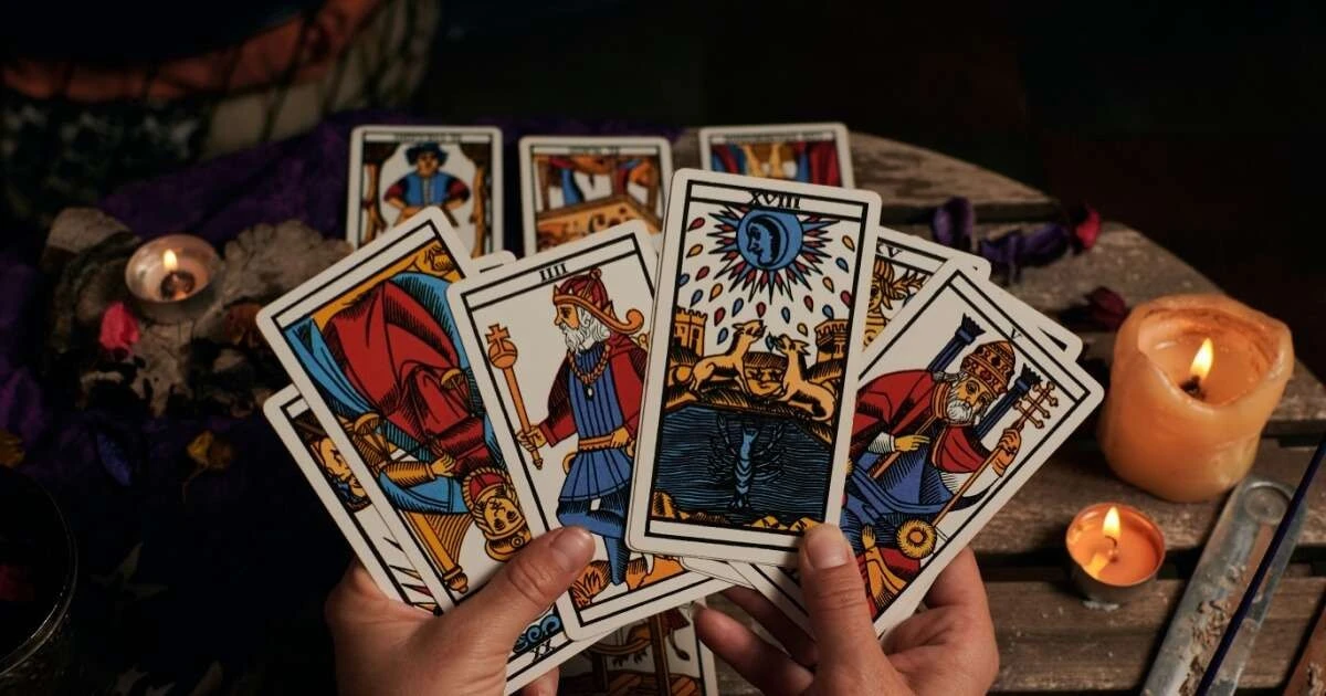 Baralho cigano vs. Tarot: nie myl ich więcej! Kluczowe różnice dla lepszego samopoznania