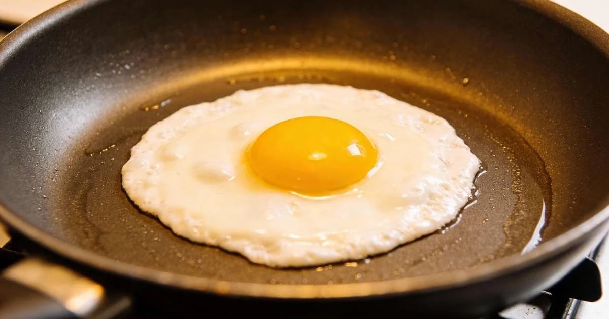 Kilka kropel octu na patelni zmienia fried egg nie do poznania