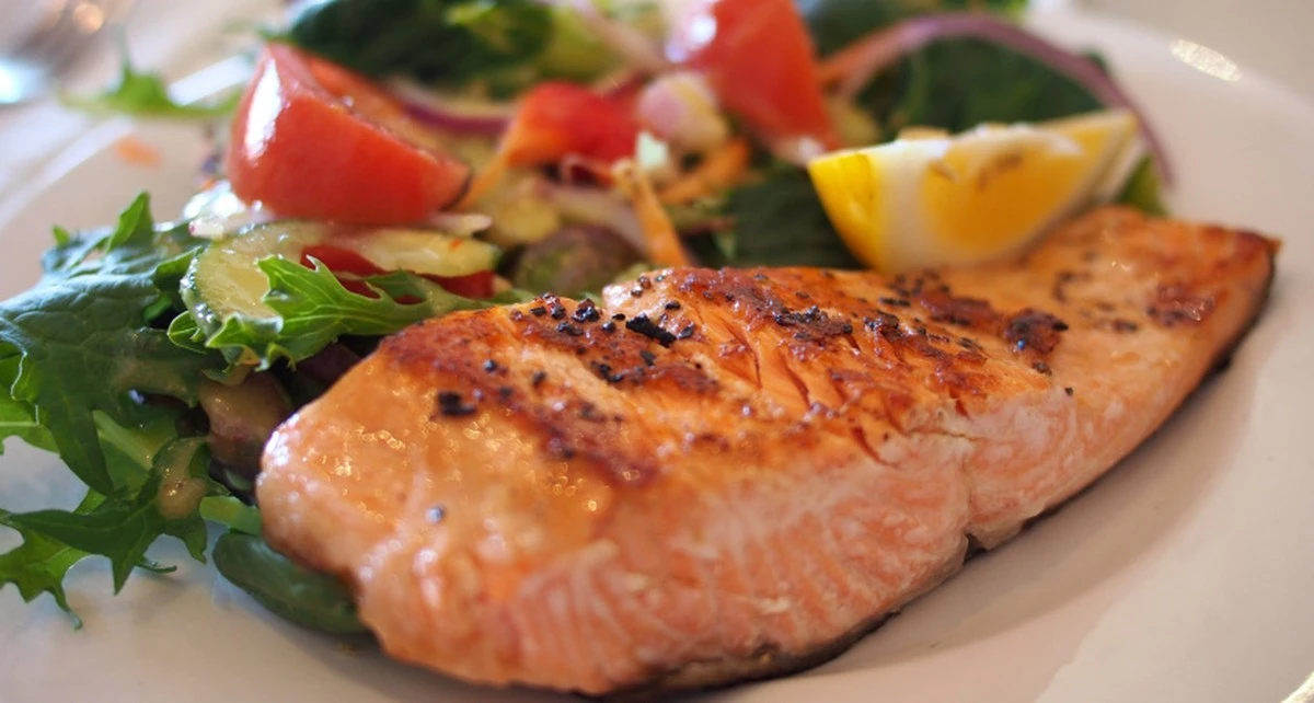 Rada szefów kuchni: ryba w prostym solankowym roztworze przed smażeniem daje smak jak z elitarnej restauracji i zero zapachu!