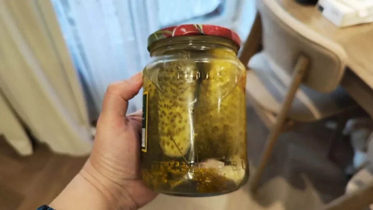 Słoik z sokiem czy konfiturą nie chce się otworzyć? Genialny trik z PRL-u rozwiąże problem w 2 minuty!