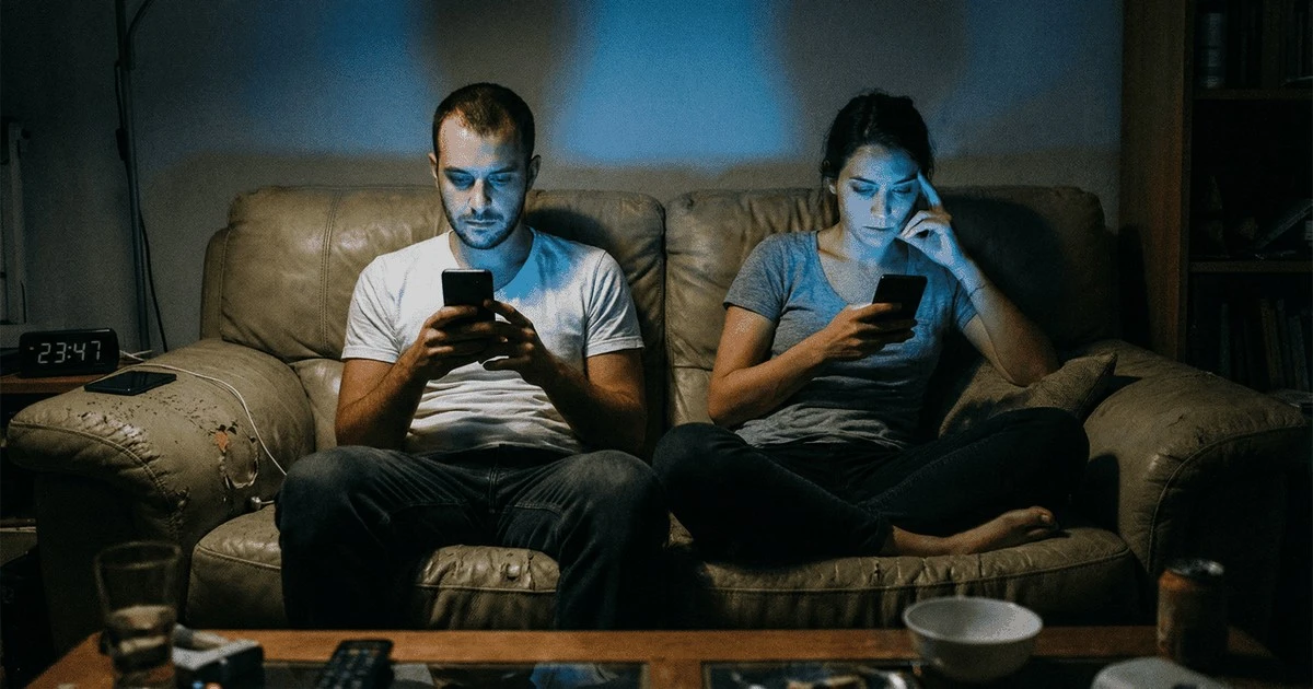 Milczenie twojego partnera, gdy oboje z telefonami w ręku, mówi więcej niż myślisz